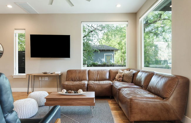 Upstay - Newly Built Modern Home w Private Pool - Photo 13