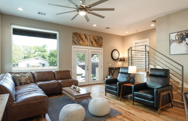 Upstay - Newly Built Modern Home w Private Pool - Photo 5