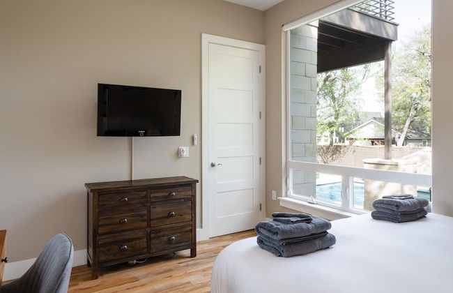 Upstay - Newly Built Modern Home w Private Pool - Photo 27