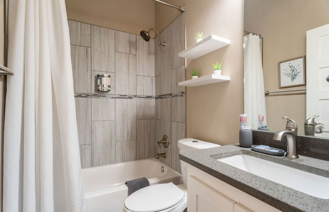 Upstay - Newly Built Modern Home w Private Pool - Photo 35