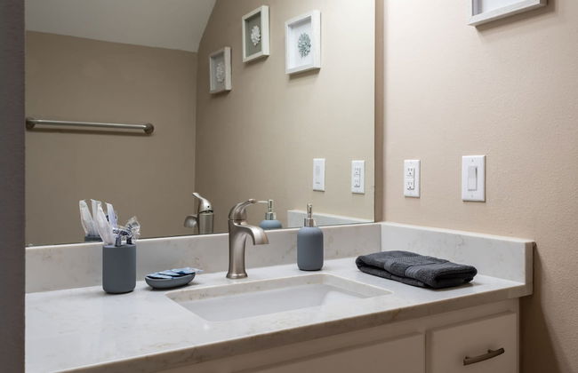 Upstay - Newly Built Modern Home w Private Pool - Photo 30