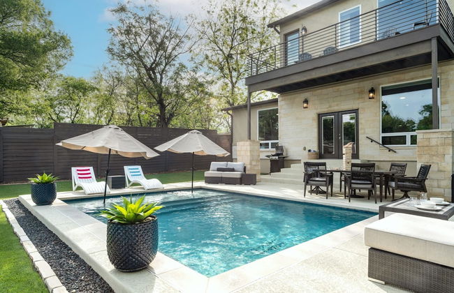 Upstay - Newly Built Modern Home w Private Pool - Photo 1
