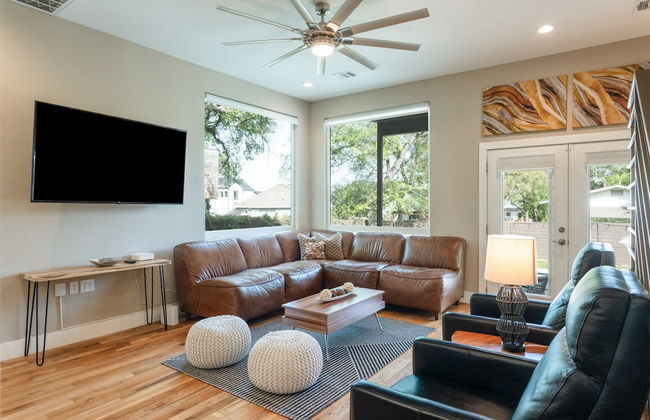 Upstay - Newly Built Modern Home w Private Pool - Photo 12