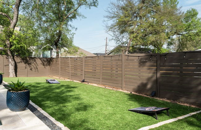 Upstay - Newly Built Modern Home w Private Pool - Photo 3