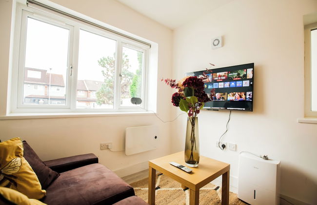 Coombe Hill 2 bedroom House & Parking - Foto 16