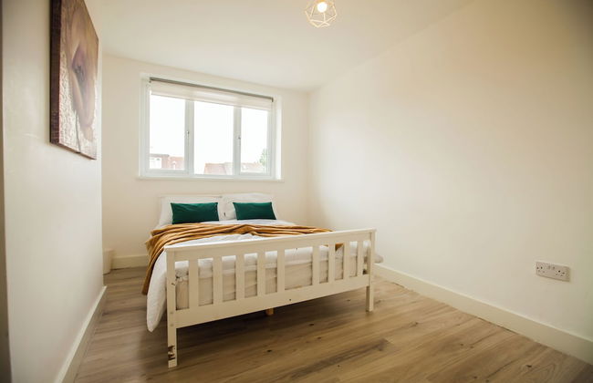 Coombe Hill 2 bedroom House & Parking - Foto 4