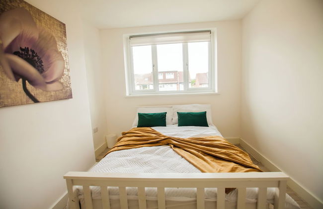 Coombe Hill 2 bedroom House & Parking - Foto 2