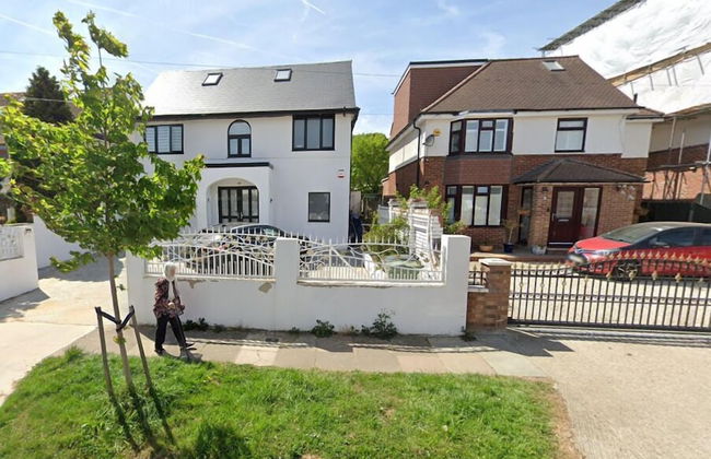 Coombe Hill 2 bedroom House & Parking - Foto 21