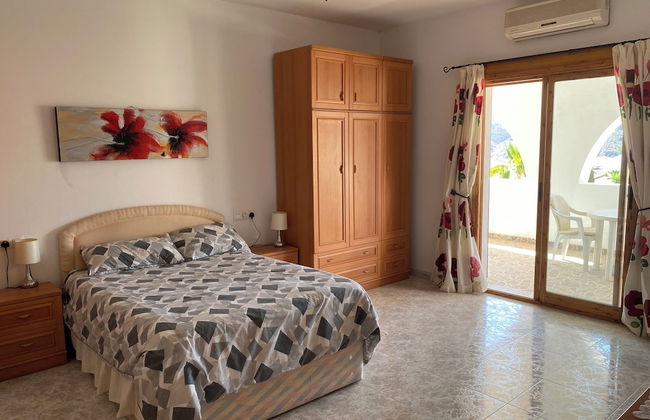 Luxury Beachfront Villa in La Perla - Photo 3