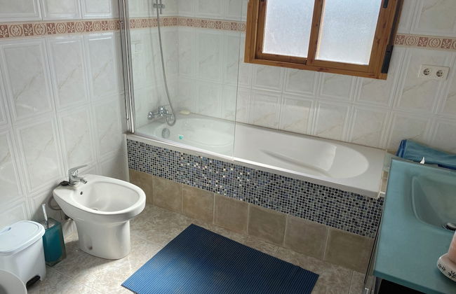 Luxury Beachfront Villa in La Perla - Photo 8