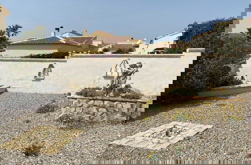 Photo 18 - Luxury Beachfront Villa in La Perla