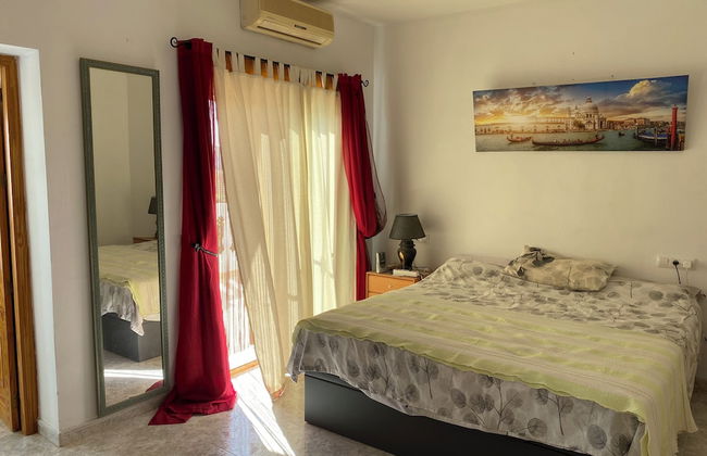 Luxury Beachfront Villa in La Perla - Photo 4