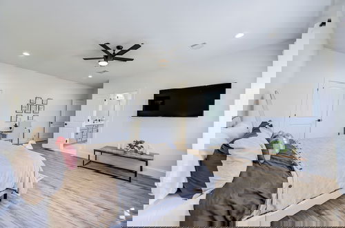 Photo 9 - Modern Cozy Home with King Bed