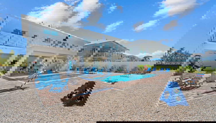 Foto 1 - Paradise Point Pool Dock Lounges BBQ