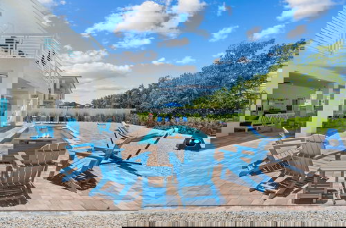 Photo 3 - Paradise Point Pool Dock Lounges BBQ