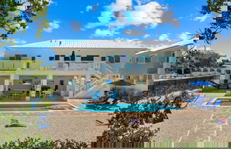 Photo 2 - Paradise Point Pool Dock Lounges BBQ