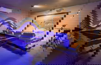 Foto 2 - Upstay - Karaoke Mansion w Pool Cinema Themed Rooms