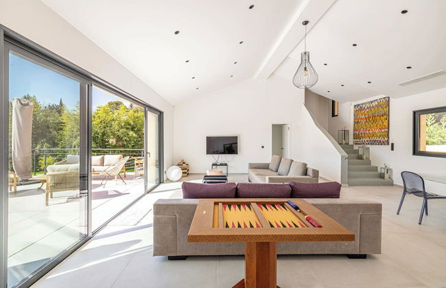 Modern Villa With Heated Pool and Garden - Photo 15
