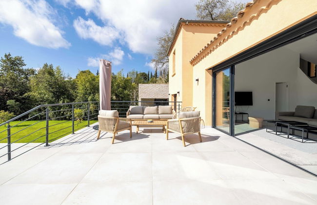 Modern Villa With Heated Pool and Garden - Photo 29