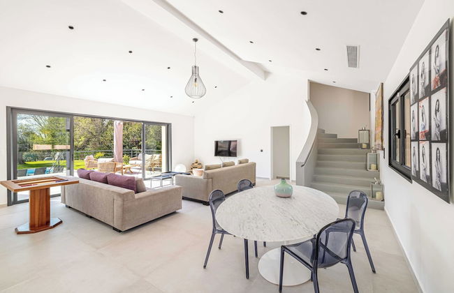 Modern Villa With Heated Pool and Garden - Photo 19
