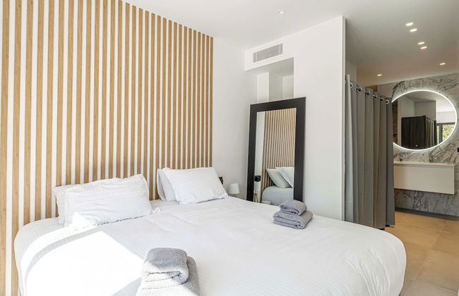 Modern Villa With Heated Pool and Garden - Photo 10