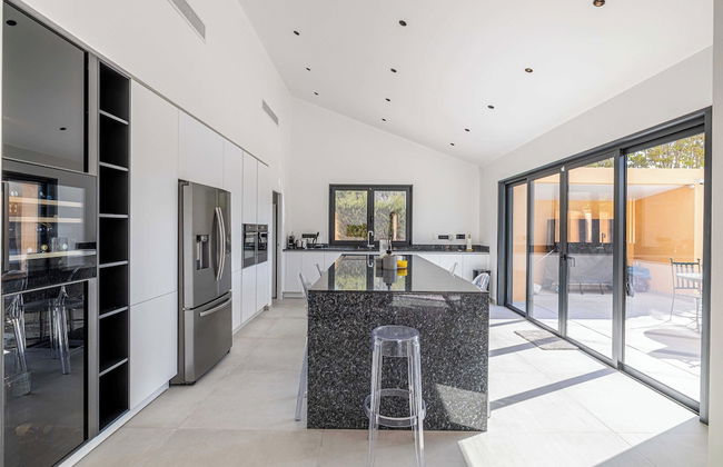 Modern Villa With Heated Pool and Garden - Photo 11