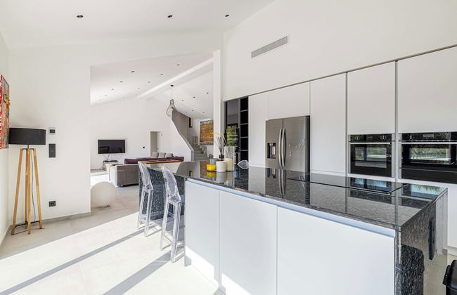 Modern Villa With Heated Pool and Garden - Photo 12
