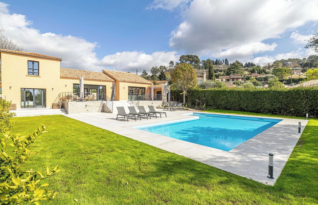 Modern Villa With Heated Pool and Garden - Photo 27