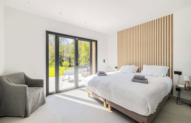Modern Villa With Heated Pool and Garden - Photo 6