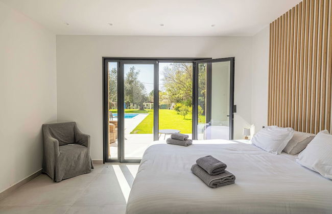 Modern Villa With Heated Pool and Garden - Photo 7