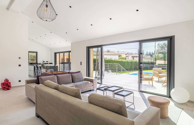 Modern Villa With Heated Pool and Garden - Photo 18