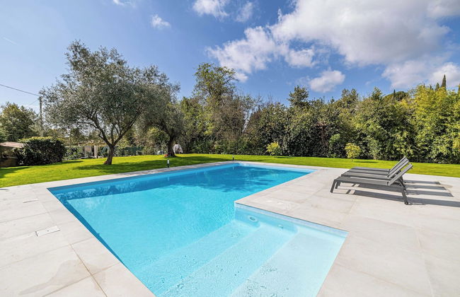Modern Villa With Heated Pool and Garden - Photo 25