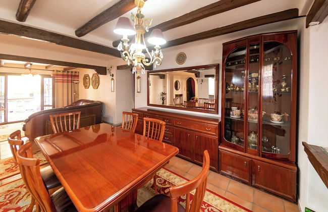 Comfortable Spacious Family House, Large Terrace and Garden, Beach and Bars - Foto 15