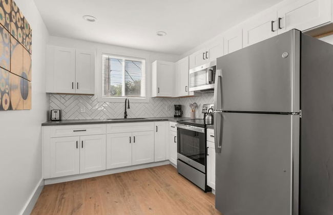 Modern Comforts Near Nashville 2 Bedroom Apts - Photo 15