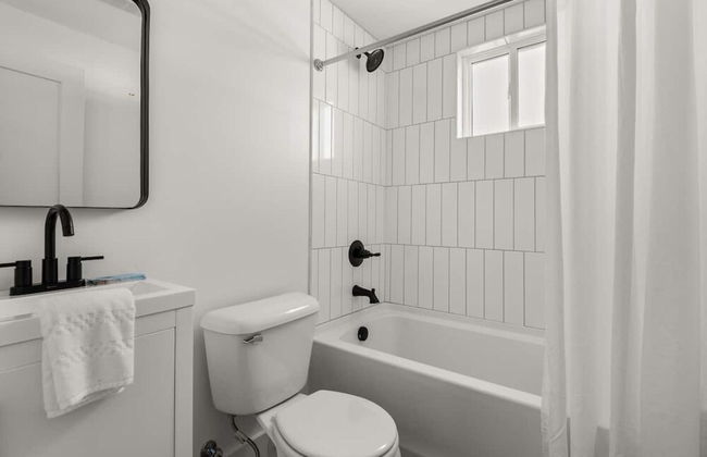 Modern Comforts Near Nashville 2 Bedroom Apts - Photo 32