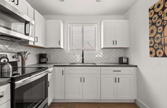 Modern Comforts Near Nashville 2 Bedroom Apts - Photo 16