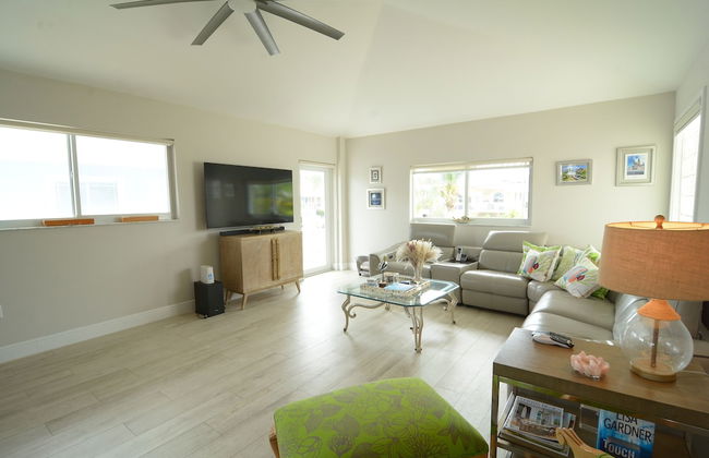 Beautiful Canal Front Home With Above Ground Pool, Dock And Fish Cleaning Station 4 Bedroom Home by RedAwning - Foto 11