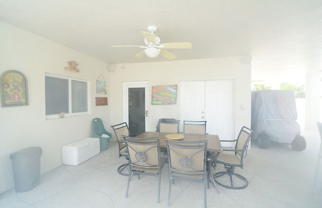 Beautiful Canal Front Home With Above Ground Pool, Dock And Fish Cleaning Station 4 Bedroom Home by RedAwning - Foto 26