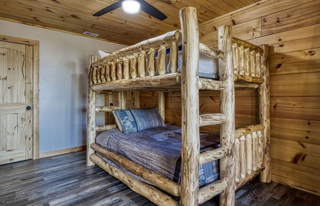 Smoky Lake Retreat 3 Bedroom Cabin by RedAwning - Photo 6