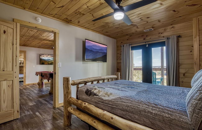 Smoky Lake Retreat 3 Bedroom Cabin by RedAwning - Photo 5