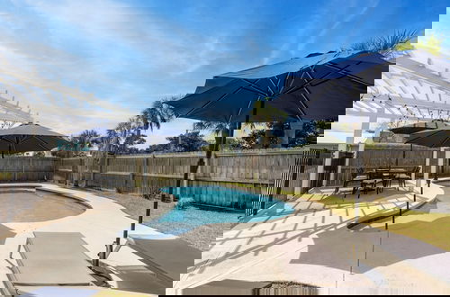 Foto 26 - Pelican Retreat by Avantstay 5 Mins TO Beach Pet Friendly w Pool BBQ