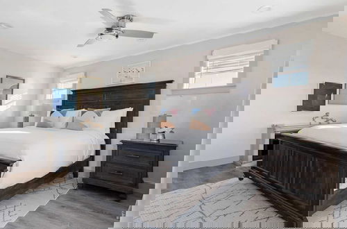 Foto 29 - Sleeps 18! 7bdr, Backyard Pool, Walk to Beach Miramar Beach Jewel by Avantstay