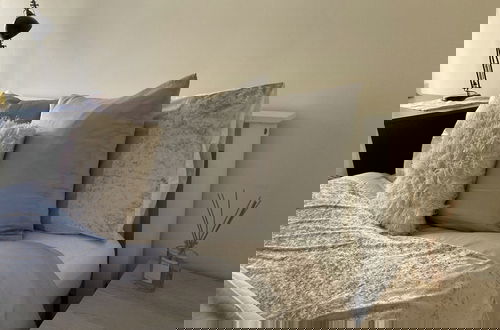 Photo 5 - Charming London Apartment With Great Views