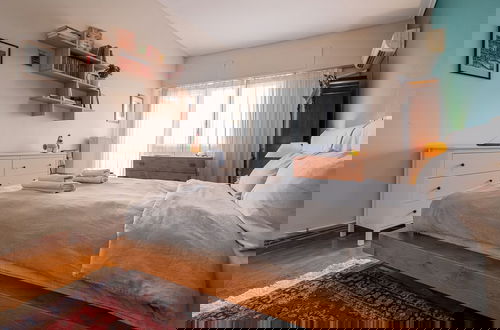 Foto 15 - Chic 2BR Bright Penthouse With Open Wood Staircase