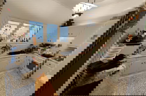Foto 38 - Chic 2BR Bright Penthouse With Open Wood Staircase