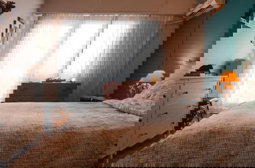 Foto 17 - Chic 2BR Bright Penthouse With Open Wood Staircase