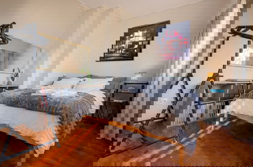 Foto 24 - Chic 2BR Bright Penthouse With Open Wood Staircase