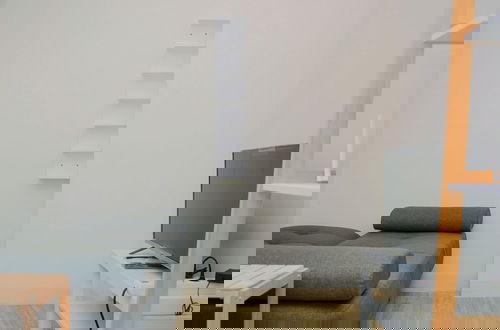 Foto 13 - Comfort 1BR with Minimalist Design at Podomoro Golf View Apartment