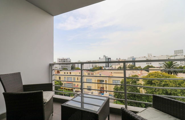 w Classy 2BR in Miraflores - Photo 9