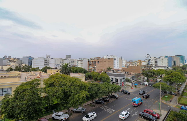 w Classy 2BR in Miraflores - Photo 10